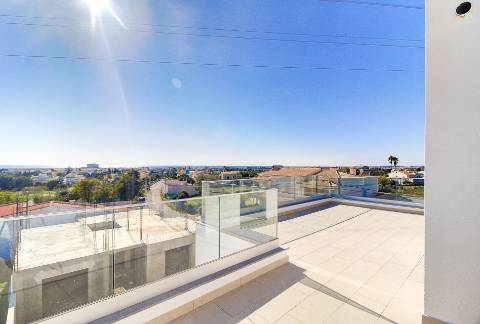 Moradia geminada nova de 3 quartos em Bernarda, Altura, com terraço.