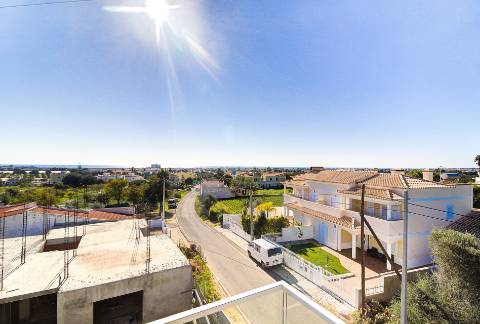 Moradia geminada nova de 3 quartos em Bernarda, Altura, com terraço.