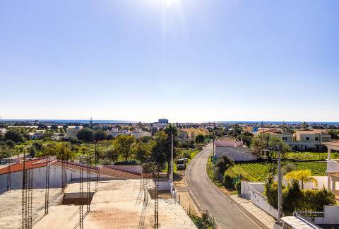 Moradia geminada nova de 3 quartos em Bernarda, Altura, com terraço.