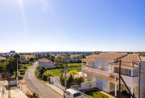 Moradia geminada nova de 3 quartos em Bernarda, Altura, com terraço.