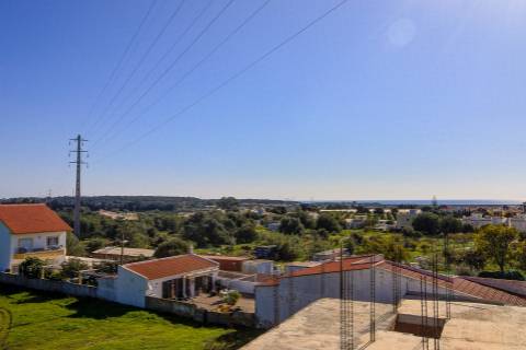 Moradia geminada nova de 3 quartos em Bernarda, Altura, com terraço.
