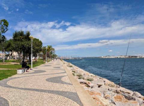 Apartamento T1 à venda com terraço em frente á marina de VRSA