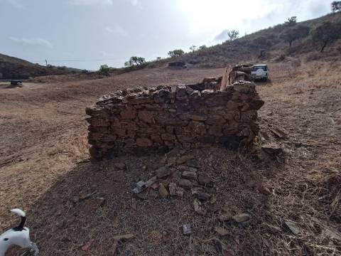 TERRENO RUSTICO COM 6000 M2 - JUNTO A ALDEIA DO TANOEIRO EM CASTRO MARIM - ALGARVE