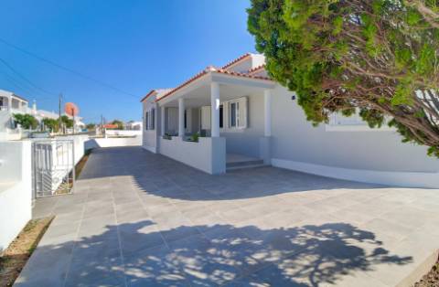 Excelente moradia nova V6 com 3 Salas para venda.