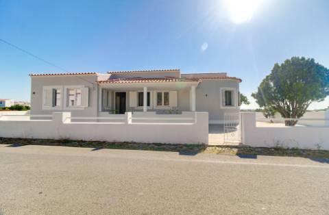 Excelente moradia nova V6 com 3 Salas para venda.