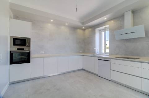 Excelente moradia nova V6 com 3 Salas para venda.