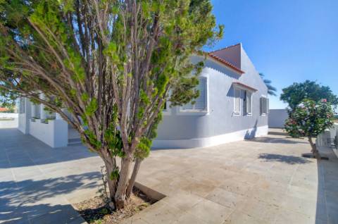 Excelente moradia nova V6 com 3 Salas para venda.