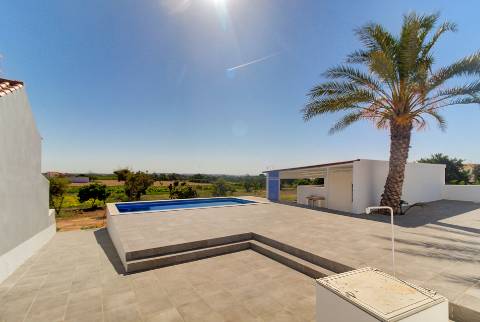 Excelente moradia nova V6 com 3 Salas para venda.