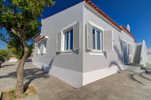 Excelente moradia nova V6 com 3 Salas para venda.