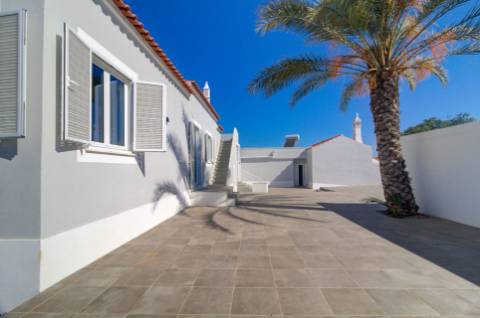 Excelente moradia nova V6 com 3 Salas para venda.