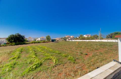 Excelente moradia nova V6 com 3 Salas para venda.