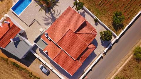 Excelente moradia nova V6 com 3 Salas para venda.