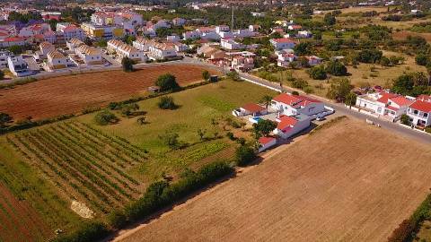 Excelente moradia nova V6 com 3 Salas para venda.