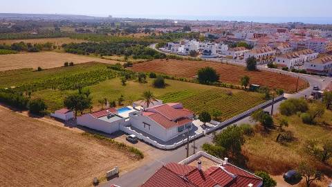 Excelente moradia nova V6 com 3 Salas para venda.