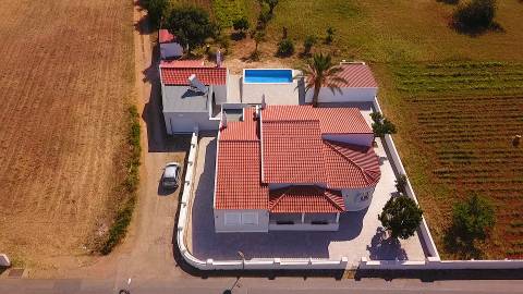 Excelente moradia nova V6 com 3 Salas para venda.