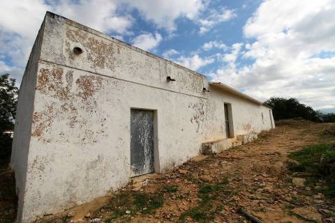 Para Reconstruir...Terreno com Ruína perto de Pechão!!!