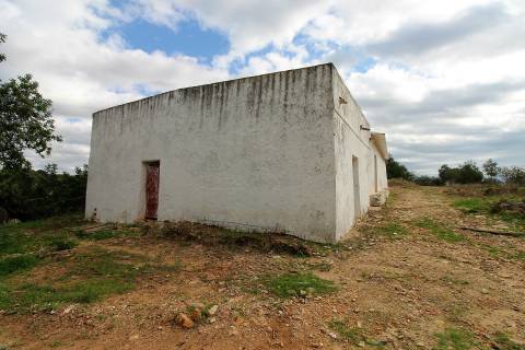 Para Reconstruir...Terreno com Ruína perto de Pechão!!!