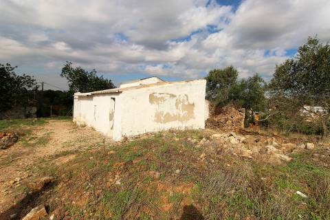 Para Reconstruir...Terreno com Ruína perto de Pechão!!!