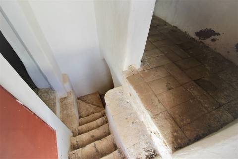 Para Reconstruir...Terreno com Ruína perto de Pechão!!!