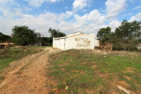 Para Reconstruir...Terreno com Ruína perto de Pechão!!!