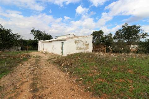 Para Reconstruir...Terreno com Ruína perto de Pechão!!!