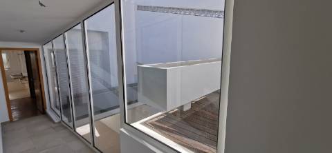 Moradia totalmente renovada numa zona calma onde predomina a habitação unifamiliar!