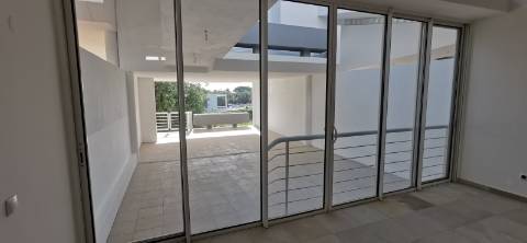 Moradia totalmente renovada numa zona calma onde predomina a habitação unifamiliar!