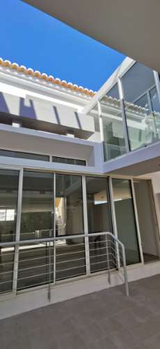 Moradia totalmente renovada numa zona calma onde predomina a habitação unifamiliar!