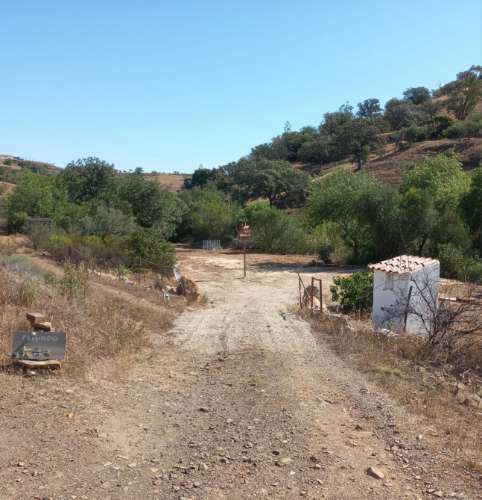 TERRENO RUSTICO COM 2.320 M2 - PLANO - ÁGUA - ELETRICIDADE - PISA BARRO - CASTRO MARIM - ALGARVE