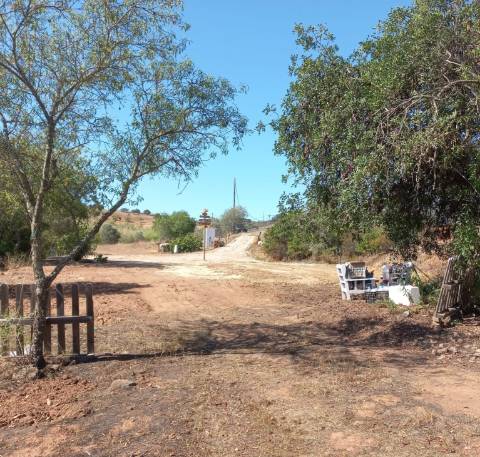 TERRENO RUSTICO COM 2.320 M2 - PLANO - ÁGUA - ELETRICIDADE - PISA BARRO - CASTRO MARIM - ALGARVE