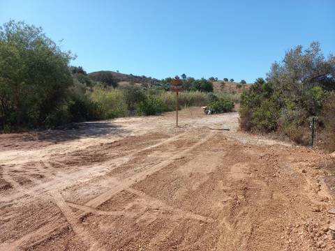 TERRENO RUSTICO COM 2.320 M2 - PLANO - ÁGUA - ELETRICIDADE - PISA BARRO - CASTRO MARIM - ALGARVE