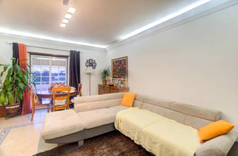 Apartamento T2 com Lugar de Parqueamento e sótão