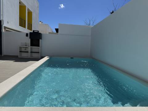 Magnifica moradia novaT4 com piscina e garagem!
