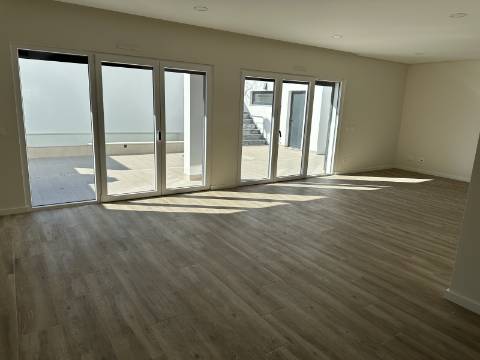 Magnifica moradia novaT4 com piscina e garagem!