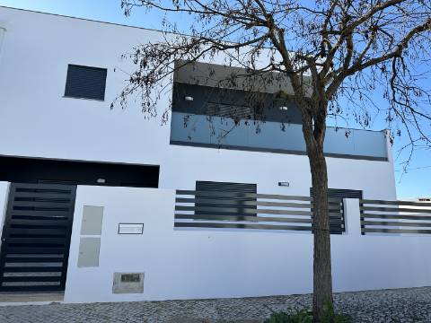 Magnifica moradia novaT4 com piscina e garagem!