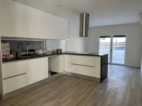 Magnifica moradia novaT4 com piscina e garagem!