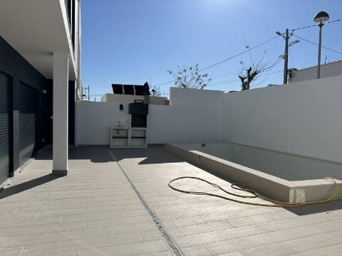 Magnifica moradia novaT4 com piscina e garagem!