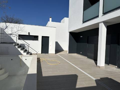 Magnifica moradia novaT4 com piscina e garagem!