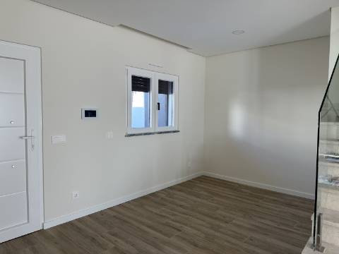 Magnifica moradia novaT4 com piscina e garagem!