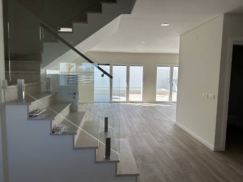 Magnifica moradia novaT4 com piscina e garagem!