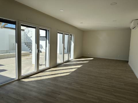 Magnifica moradia novaT4 com piscina e garagem!