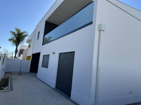 Magnifica moradia novaT4 com piscina e garagem!