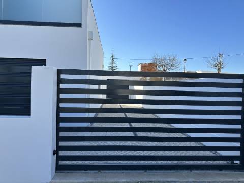 Magnifica moradia novaT4 com piscina e garagem!