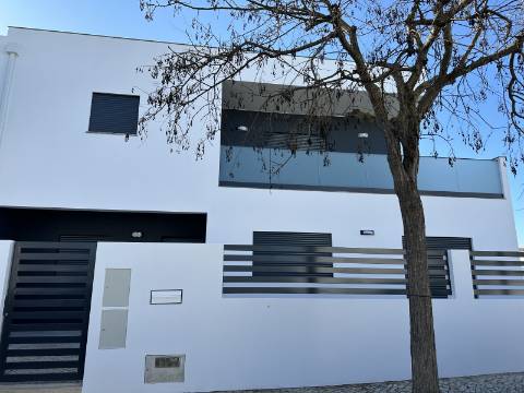 Magnifica moradia novaT4 com piscina e garagem!