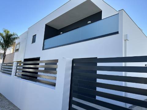 Magnifica moradia novaT4 com piscina e garagem!