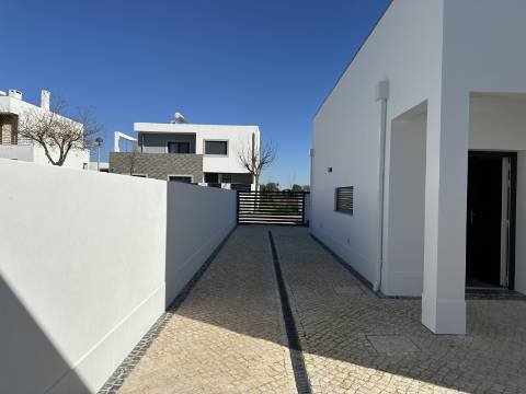 Magnifica moradia novaT4 com piscina e garagem!