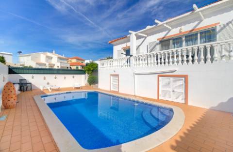 Fantástica Moradia V4 com Parqueamento, Jardim, Piscina e zona BBQ em Altura