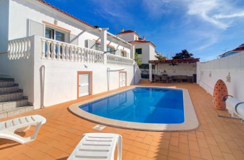 Fantástica Moradia V4 com Parqueamento, Jardim, Piscina e zona BBQ em Altura