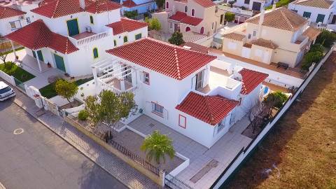 Fantástica Moradia V4 com Parqueamento, Jardim, Piscina e zona BBQ em Altura