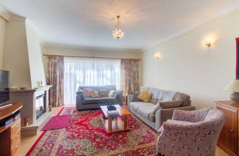 Fantástica Moradia V4 com Parqueamento, Jardim, Piscina e zona BBQ em Altura